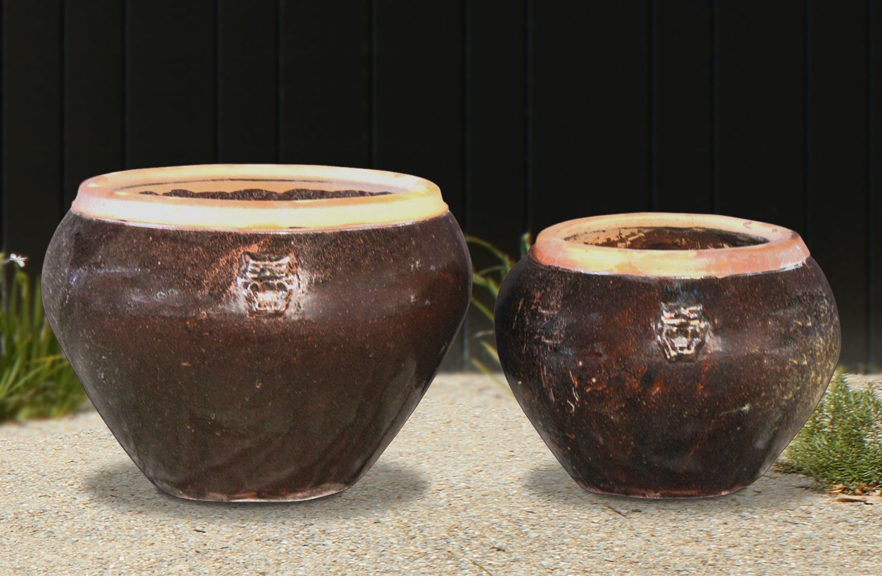 SET_OF_2_Luciani_Planters - Cast Stone International 