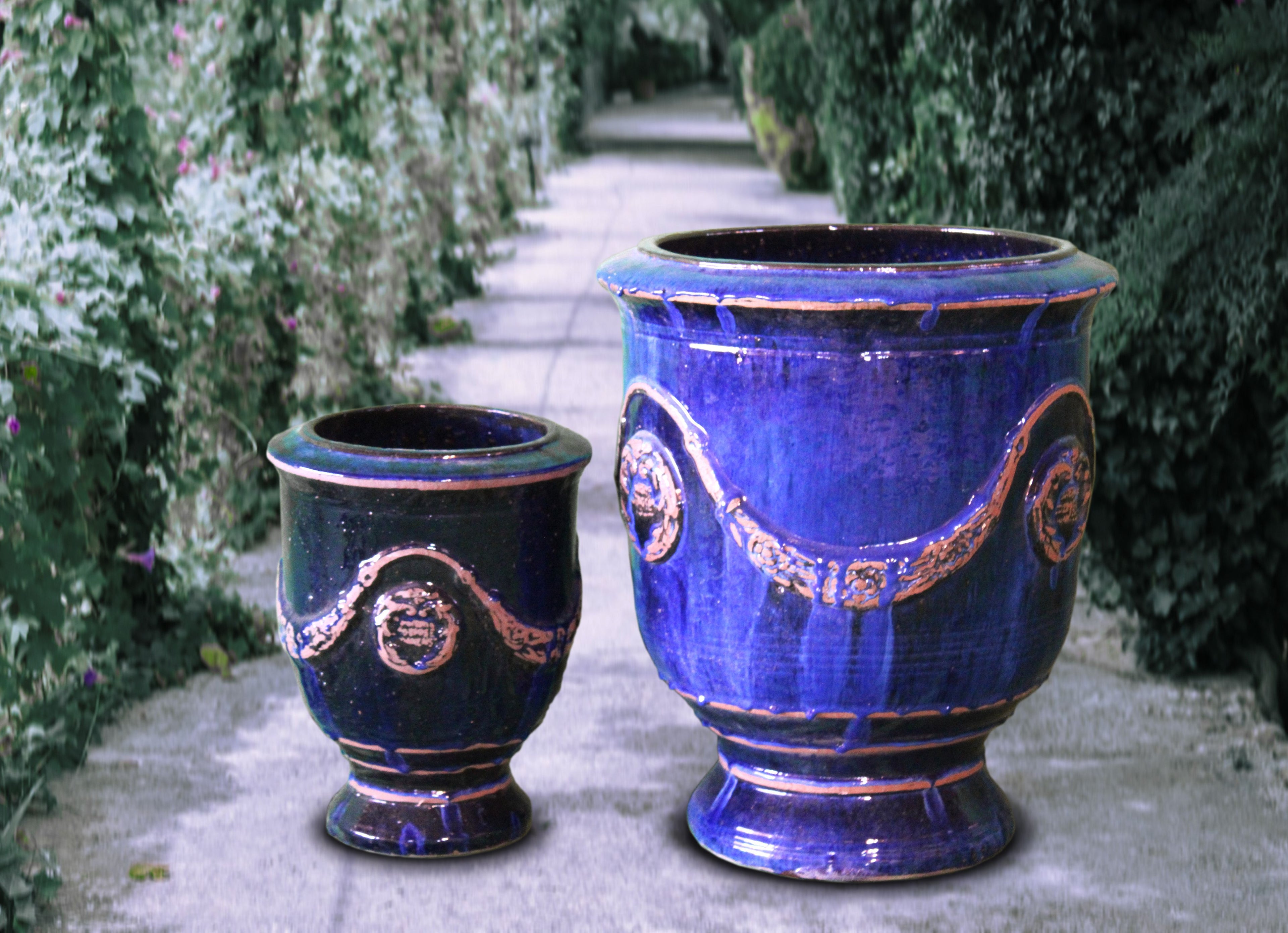 SET_OF_2_VERSAILLES_URNS - Cast Stone International 